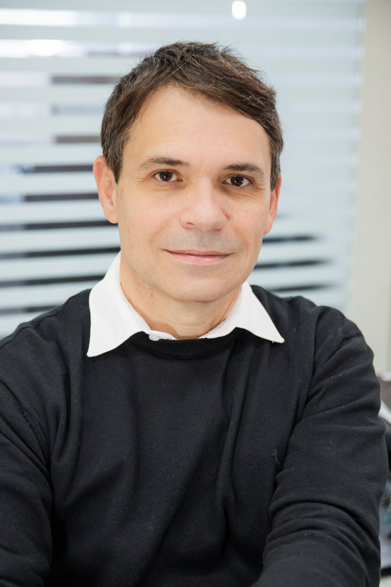 Dr. Moacyr Sanches Mascaro no consultório
